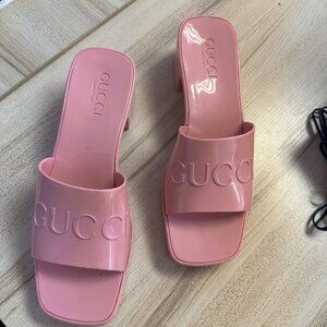 GUCCI Women's slide sandal with Gucci logo in wild rose